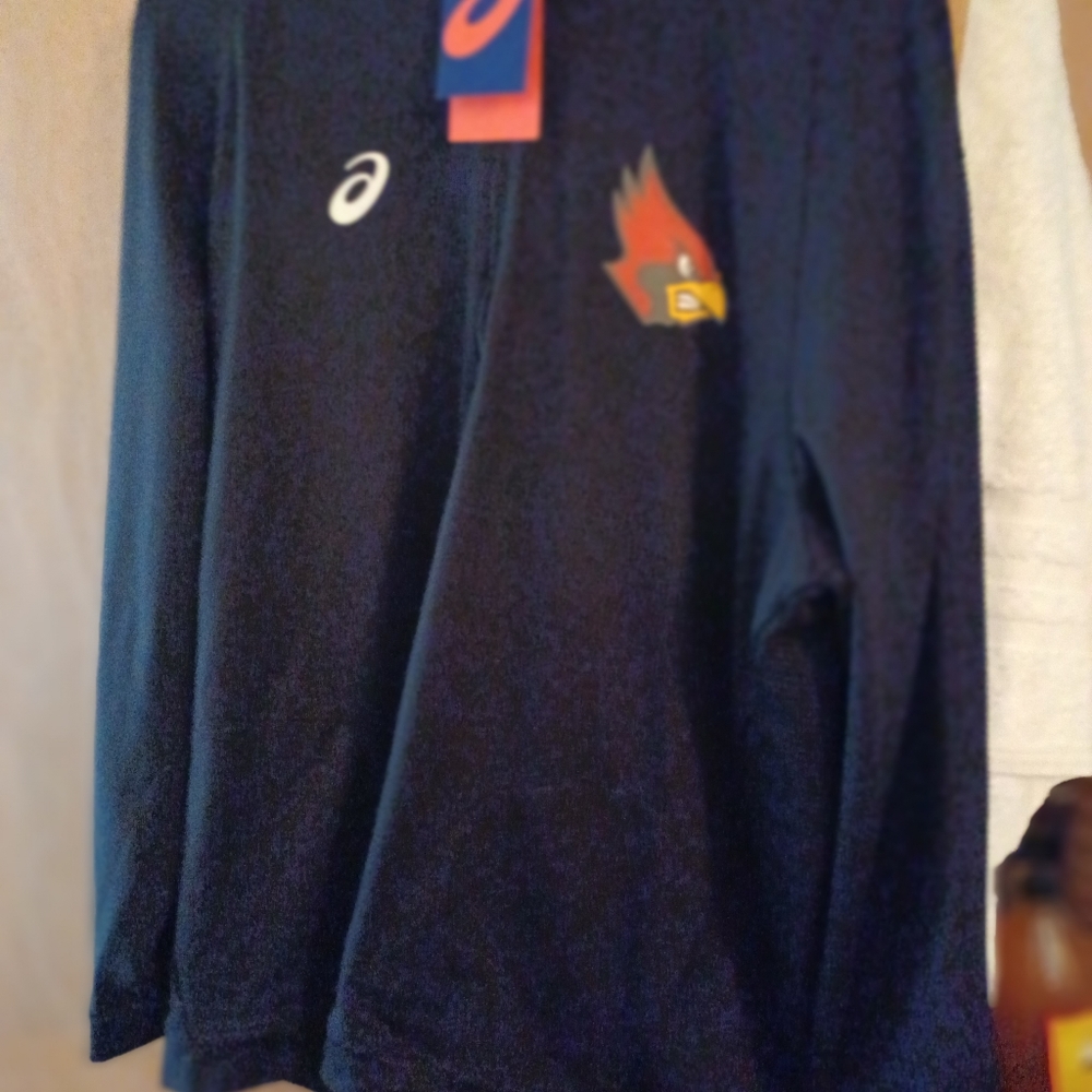 Pull over hoodie ASICS.